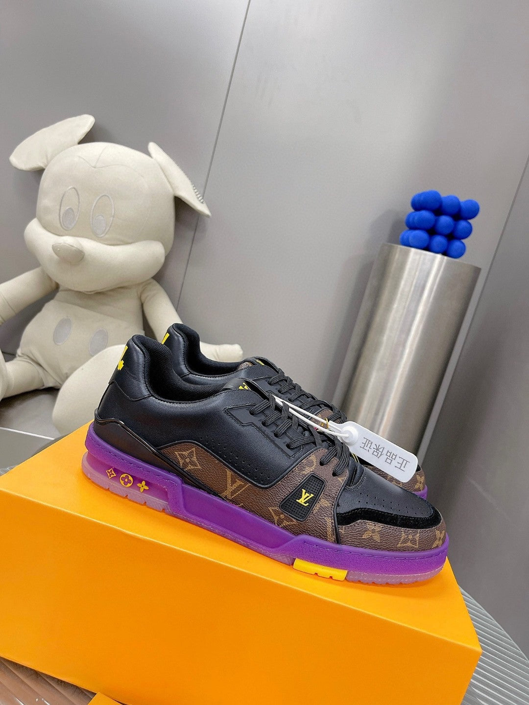 Sneakers
