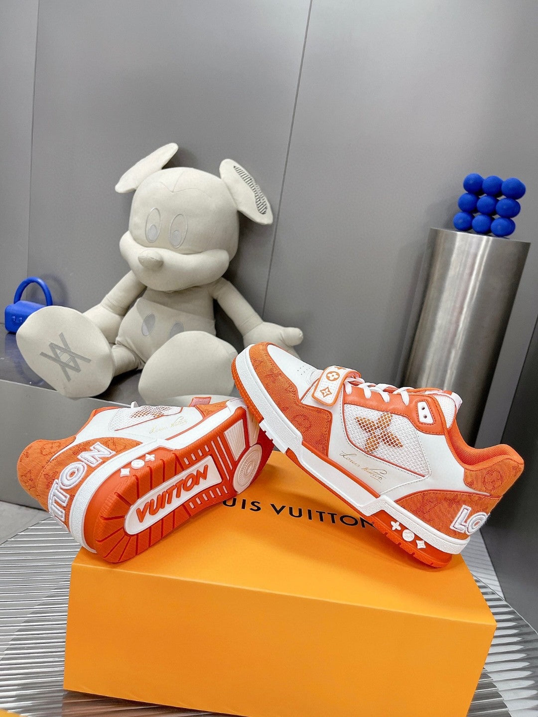 Sneakers